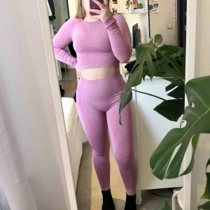  - Seamless träningsset i rosa färg (mauve) Helt nytt och endast testat då det är för litet för mig! Inget märke, därav priset💞