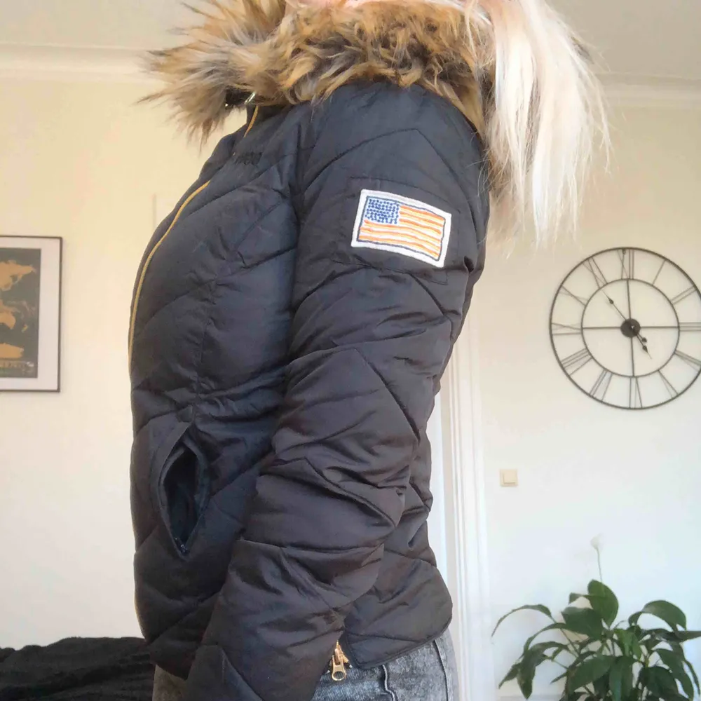 Whitehorse Jacket från Svea med avtagbar päls. Orginalpris 2295 kr så riktigt bra pris för en jacka i så pass gott skick. . Jackor.