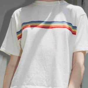  - Superfin och trendig topp från brandy Melville! Den är one size så typ xs/s. Men jag skulle säga att den passar xs-M eftersom den är oversized 💋🧚🏻‍♀️🌈