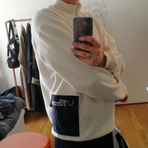 Thames x Fred Perry fleece - Limited edition Thames X Fred Perry fleece (2018) i gräddvitt. Bra skick bortsett från ett litet hål i höger arm