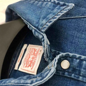  - Levi’s tailored fit (Slim) dam skjorta. Fin färg & fin passform vid midja. Strl XS men passar mig som har S. Använd sparsamt och gott som ny. Nypris: 1099 kr