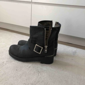  - Endast använda ett fåtal ggr, Urban Project låg modell inköpta på scorett för 1199:- för typ 2 år sedan, säljer pga har växt ur dem