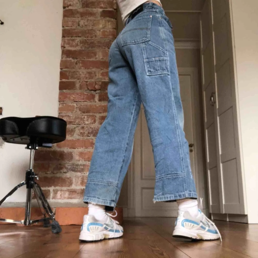 Högmidjade blå jeans med lite coola detaljer  . Jeans & Byxor.