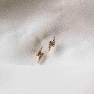  - Blixtörhängen, finns i guld & silver! Frakt tillkommer