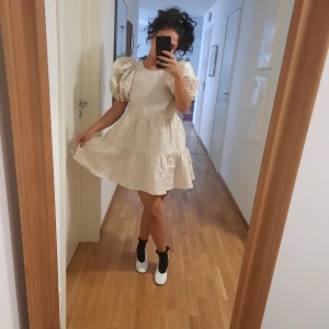 & other stories klänning - Helt ny med lappar på. Super söt klänning med it puffärmar