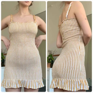  - Sommarklänning! Jättefin och härlig att bära. Använd ca 5 gånger förra sommaren. Bra skick! Rätt kort på mig. Jag är 172 cm för referens. Möts upp i Malmö eller fraktas. 