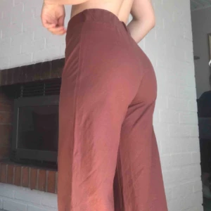  - Fladdriga byxor supersköna nu inför sommaren! Rostbruna och stretchiga i midjan. Lagom längd på mig som är 1,66💥frakt ingår i priset💥