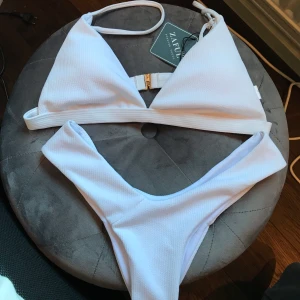 Vit bikini från Zaful - Bikini från Zaful i storlek S, helt ny och endast testad. Fraktkostnad tillkommer om du ej vill hämta på plats :)