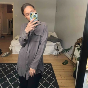  - Lång skjorta, knappt använd  Frakt tillkommer 