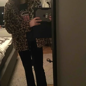  - Jättefin leopard pälsjacka från nakd  Storlek 38