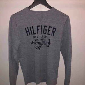  - Tommy hilfiger sweatershirt , använd i måttlig mängd men väldigt bra skick.