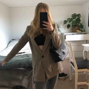  - Sparsamt använd rutig kavaj, säljs då den ej kommer till användning mer 😊