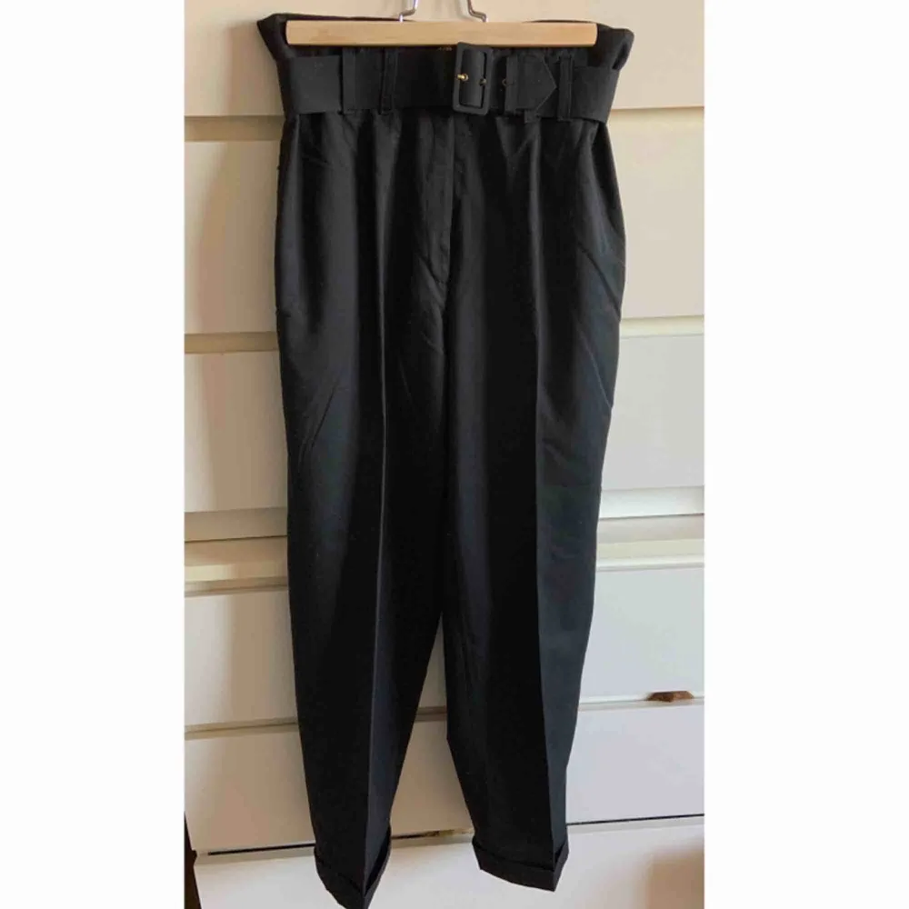 Supersnygga klassiska retro kostymbyxor med raka ben och markerad midja 🌟. Jeans & Byxor.