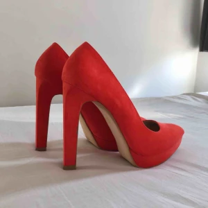  - Ett par riktigt snygga högklackade skor från Zara Trafaluc. Använda men fortfarande i bra skick. (Frakt tillkommer om de ska skickas)