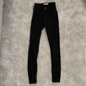 Jeans - Helt vanliga svarta tajta jeans. Nästan inte alls använda, då dom är lite för små för mig. Frakten ingår inte!🌼