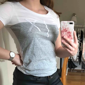  - Fin t-shirt från Armani Exchange! Köpt i Orlando för några år sedan men kommer tyvärr inte till användning! Är i bra skick! 