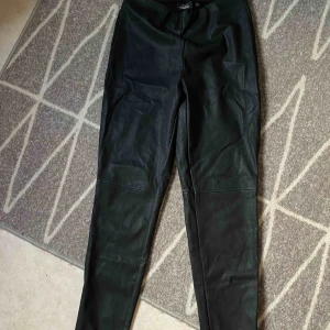  - Oanvända skinnbyxor i strl 36, men passar även 38
