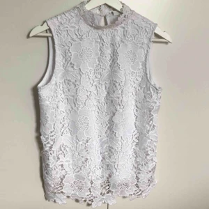  - Vit spets topp 🌺 •Är inte genomskinlig •Märke: KappAhl •Storlek: S •Topskick, knappt använd •59 kr (nypris 299 kr) 🧺Tvättad efter användning 📬Kan skickas mot fraktkostnad 🚫Djurfritt och rökfritt hem 📍Kan mötes upp i Mölnlycke/Göteborg