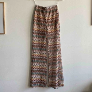  - Svala utsvängda byxor. Aldrig använda. Frakt ingår inte i priset.