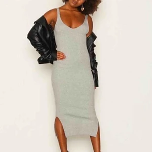  - Väldigt stretchigt klänning från object, den har "stickat" material men den är behaglig att ha på året om.  Fri frakt! 