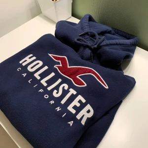 Hollister hoodie - En mörkblå Hollister hoodie i ett bra använt skick, helt felfri🦋 Säg till om du vill ha fler bilder! Frakt 66kr