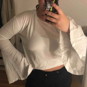  - Vit lång armad t-shirt med vida ärmar köpt på junkyard, går att styla på massa olika coola sett. 