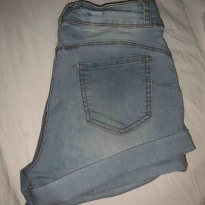  - Jeans shorts i storlek S. Nypris: 249, säljer för 120 +frakt. 