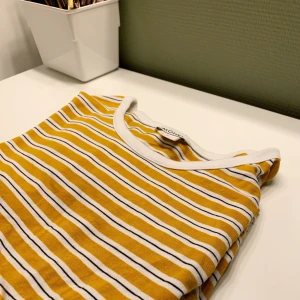 Långärmad tröja från monki  - Söt långärmad tröja från monki, använd ett fåtal gånger och är riktigt skön. Säljer eftersom att den inte kommer till användning längre😇 Säg till om du vill ha fler bilder! Frakt: 44-66kr