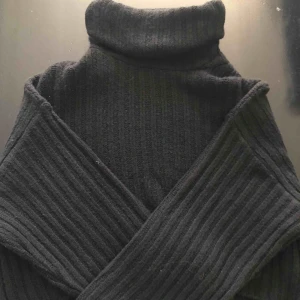  - Stickad svart Loose fit tröja från Gina tricot. Jättefin tröja som är använd 1 gång då den är för stor. Är slutsåld i alla butiker i alla färger vilket är väldigt synd,kostade 500kr som ny så allt är prutat och klart, den är även köpt i julas.