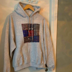  - Hoodie med motiv på Seinabo Sey ❤️ storlek XL, sitter snyggt oversize. Frakt ingår