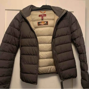  - Parajumper dunjacka från kidsbrandstore. Det är en storlek XL i barnstorlek och jag skulle säga att den passar xs/s. Några sömmar som gått upp (kan skicka bild på det om du är intresserad) men de går enkelt att laga! Kom gärna med egna bud!