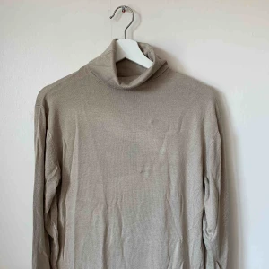  - FLYTTRENSNING!!  2 för 3 på allt fram t.o.m. sista maj. Frakt betalas av köparen. Billigast på köpet.  Lång tröjklänning. Slitsar längst ner på båda sidor. Oanvänd, passade inte mig. 