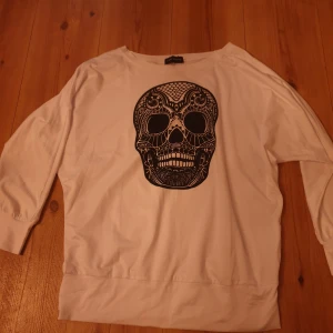 Skull  - Skull vit tröja.Ny.