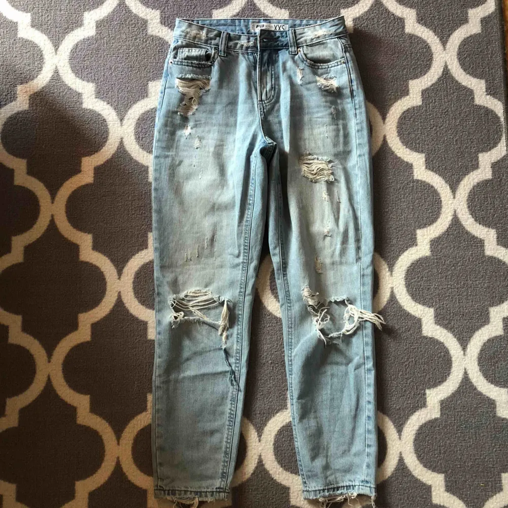 Assnygga jeans i lite pösig modell som tyvärr blivit för korta för mig, skulle säga att de passar en XS. Jag är 175cm lång så skulle säga att de passar en 170cm och neråt :)  •Frakt tillkommer på 63kr!!!!! . Jeans & Byxor.