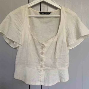  - Krämvit linnetopp från zara. Nypris 300-400kr. Använd typ två gånger, nyskick. Frakt läggs till✔️👍🏼❤️