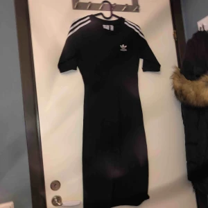  - Ny adidas klänning ny pris 635 den är slutsåld  Buda köparen står för frakten.  
