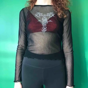  - Super fin meshtröja. Modellen är S men är M och den passar jättr bra då också. Köparen står för frakten<3