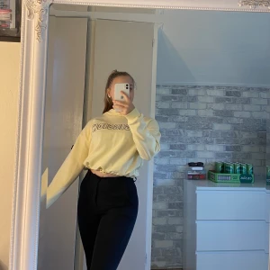 Gul ginahoddie med text ”Obsession” - Tröjan är endast använd ett fåtal gånger och är i fint skick, den har en knytning i midjan som man kan välja hur man vill ha. Den är dock lite nopprig men inte alls mycket💞 köparen står för frakten 
