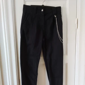 Cargojoggers - Sköna svarta cargo ish joggers med kedja från bershka. Tyvärr blivit för lång så säljer dem. De har som muddar/ihop draget vid anklarna. Jag är 167 med långa ben o de slutar ca 5 cm ovanför anklarna på mig.