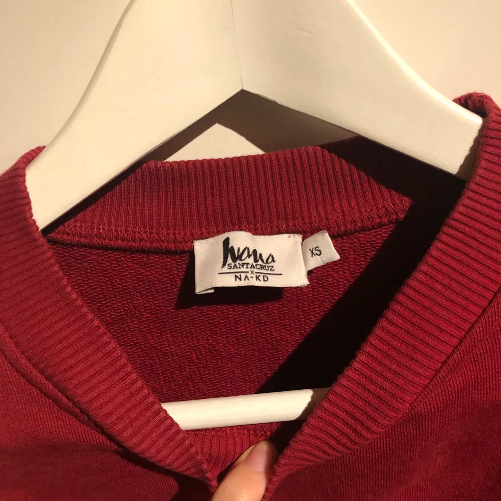 Croppad röd sweatshirt! Den är med vinröd i verkligheten, super snygg nu till hösten! Frakt inkluderat i priset🥰. Tröjor & Koftor.