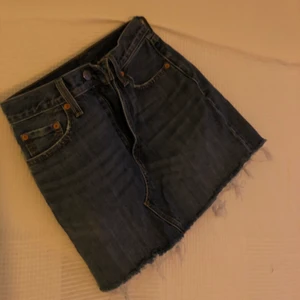 Levis jeanskjol - Köparen betalar ev. frakt. Kan mötas upp i Stockholm C.