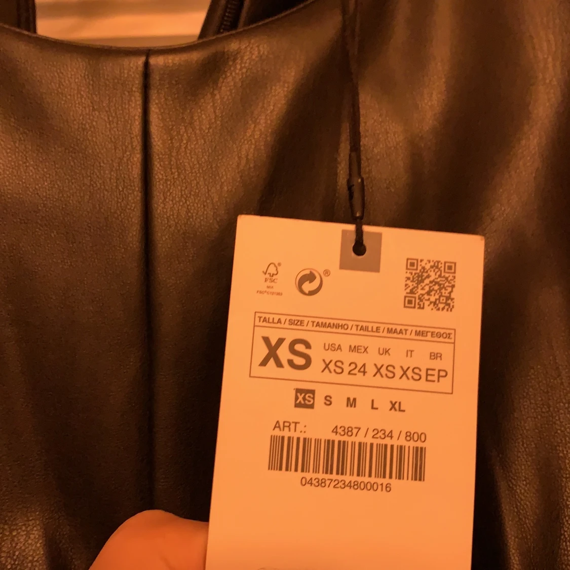 Klänning i skinnimitation från Zara. Aldrig använd, prislapp kvar. Kom med bud:) - 91