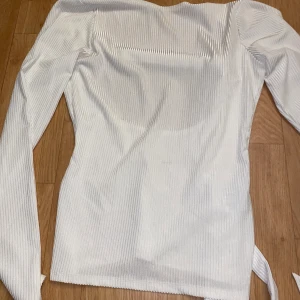 Vit tröja mee öppen rygg - Aldrig använd, bara testad
