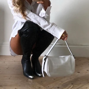 Väska - Jättefin handväska som är helt oanvänd, enbart fotad! Passar perfekt till höstens mode 💕 BUDA I KOMMENTARERNA 🌸 (kan skickas mot frakt) 