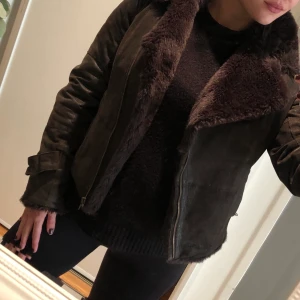 Jofama mörkbrun mocka/skinnjacka - Storlek 36, mörkbrun mocka/skinnjacka med insida i härligt pälsfoder 