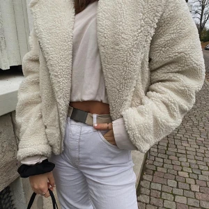 Ljusbeige teddyjacka - Superfin varm teddyjacka i en ljusbeige färg. Köpare står för frakt! Är strl 34 men mer som en 36