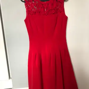 Röd klänning har använt två gånger helt ny.