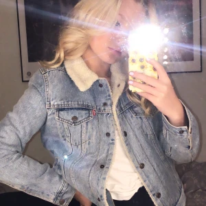 Jeansjacka - Skitsnygg jacka från Levis som tyvärr inte kommer till användning. Superfint skick och perfekt nu till hösten! 🥰 köpt för 900kr.