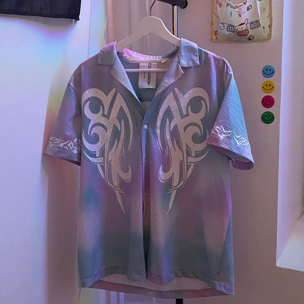 Jätte snygg pastell tribal print tröja köpt från asos men används inte längre! Har små hål i sig vilket gör den jätte mysig att ha på sig under sommaren! :3. Skjortor.