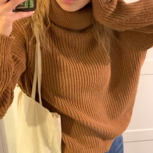 Polotröja stickad  - Stickad polotröja från bohoo i storlek S/M